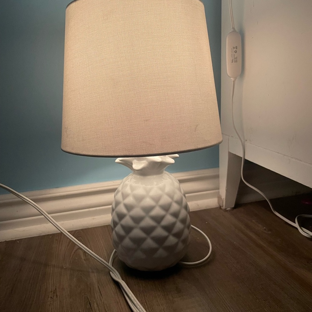 Elegant White Pineapple Lamp